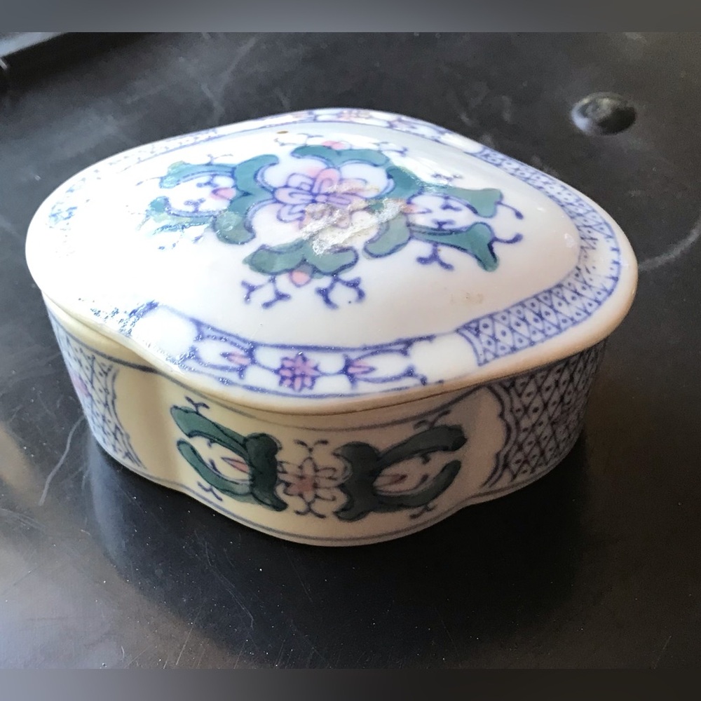 Vintage Chinese Hand Painted Exclusive Design Octagon Shaped Blue And White/
